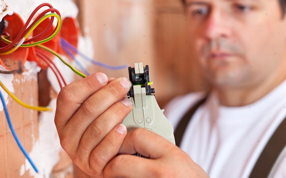 je recherche un électricien Paris 16